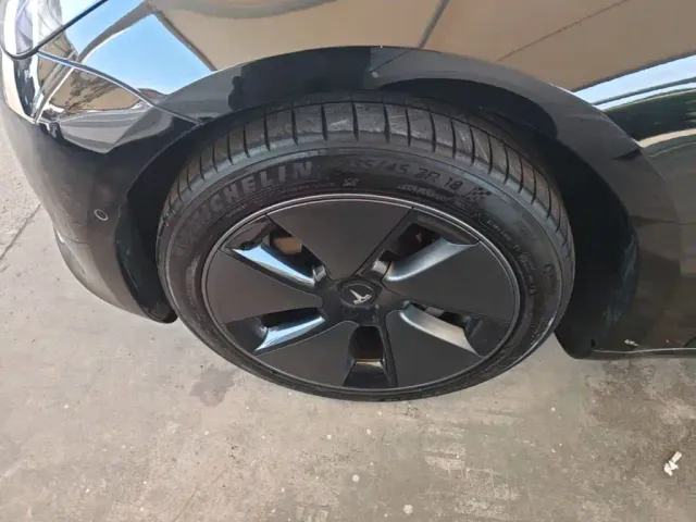 Tesla Model 3 — Фото автомобиля 22