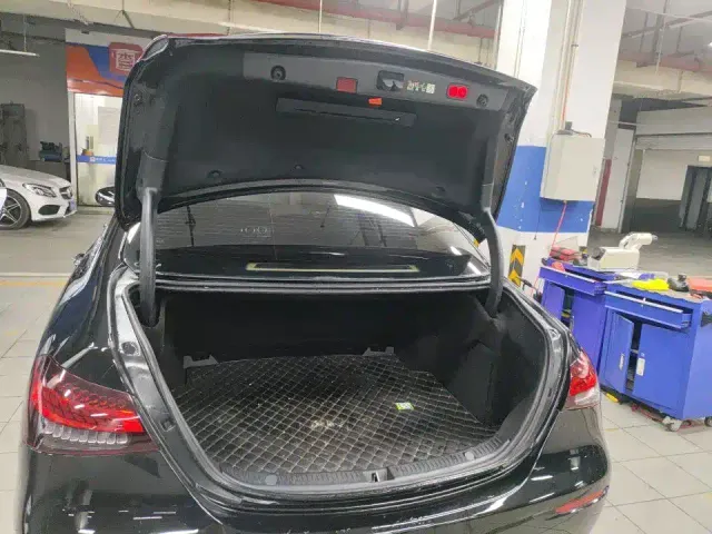 Mercedes-Benz E-Class — Фото автомобиля 5