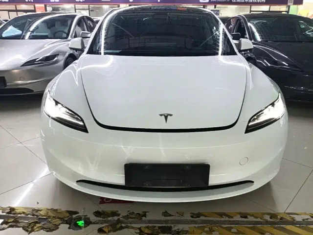Tesla Model 3 — Фото автомобиля 2