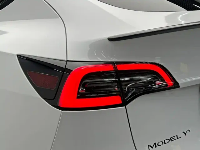 Tesla Model Y — Фото автомобиля 10