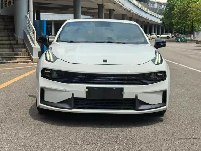 Lynk & Co 03 — Фото автомобиля 2