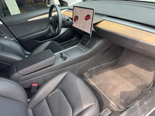 Tesla Model 3 — Фото автомобиля 4