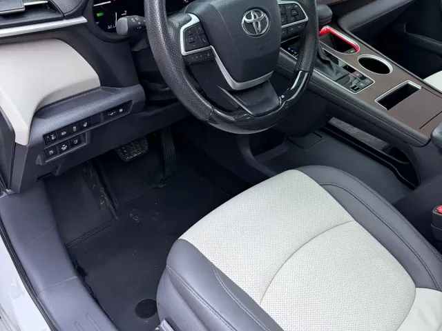Toyota Sienna — Фото автомобиля 7