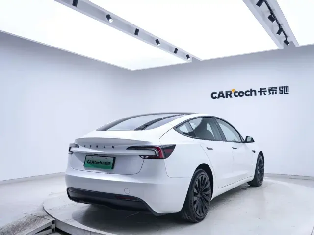 Tesla Model 3 — Фото автомобиля 18