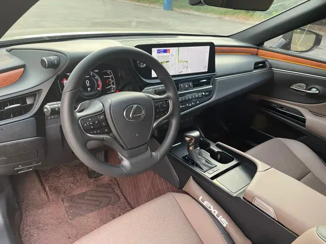 Lexus ES — Фото автомобиля 11
