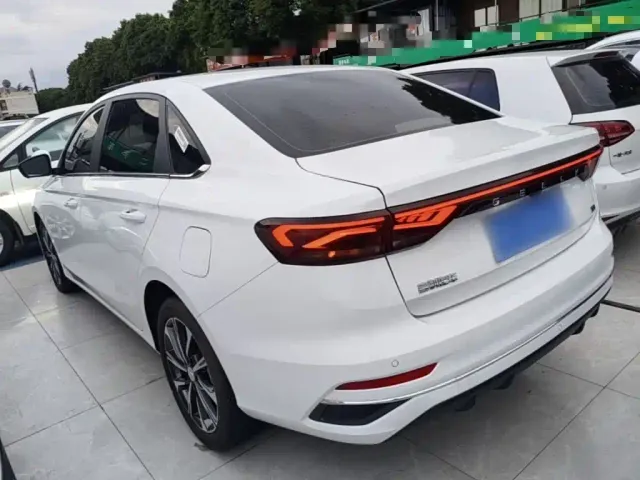 Geely Emgrand — Фото автомобиля 4