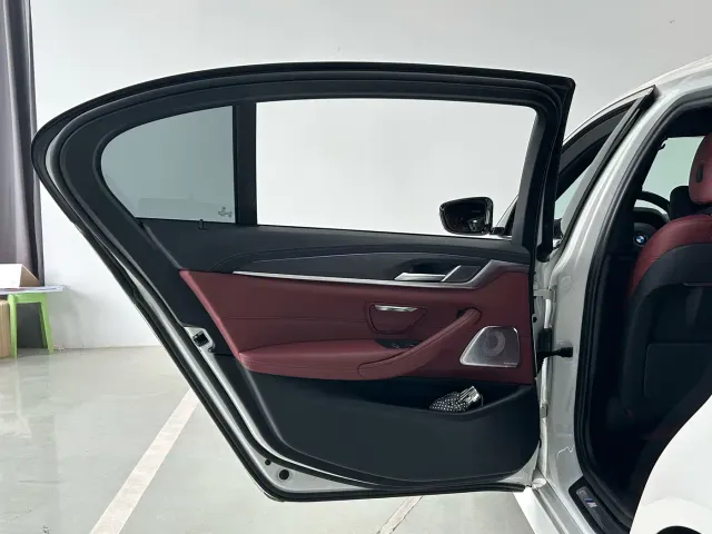 BMW 5 Series — Фото автомобиля 24