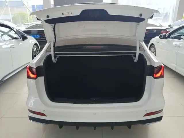 Roewe i5 — Фото автомобиля 18