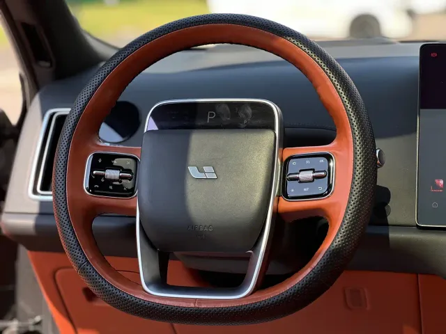Li Auto L8 — Фото автомобиля 10