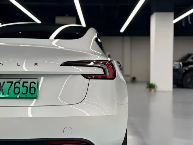 Tesla Model 3 — Фото автомобиля 12