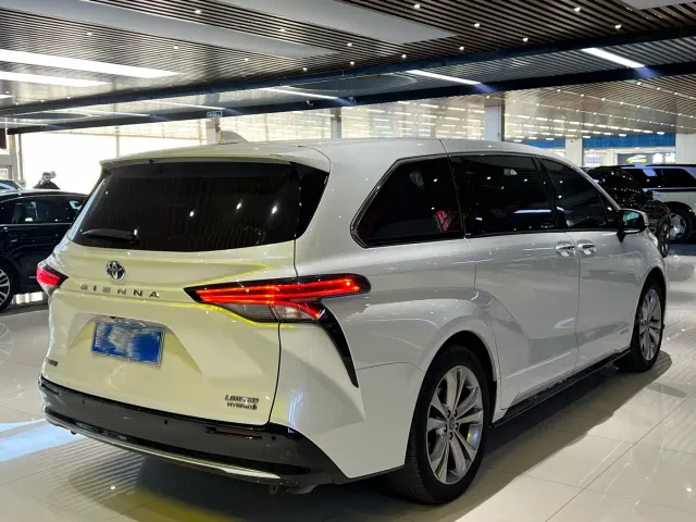 Toyota Sienna — Фото автомобиля 4