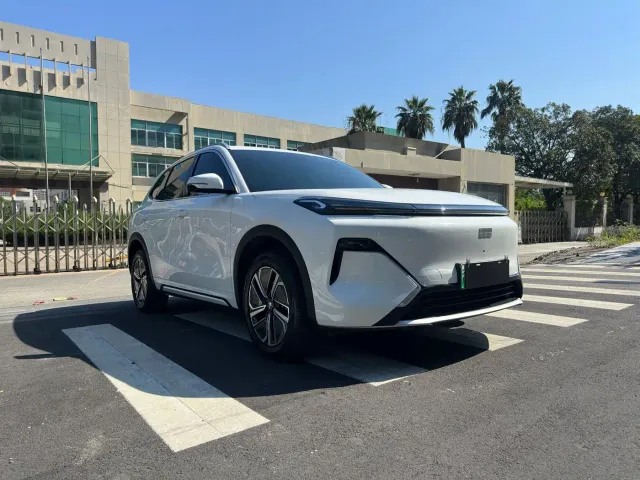 Geely Galaxy Starship 7 EM-i — Фото автомобиля 3