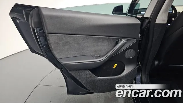 Tesla Model Y — Фото автомобиля 14