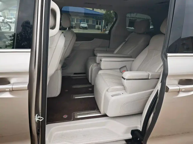 Roewe iMAX8 — Фото автомобиля 7