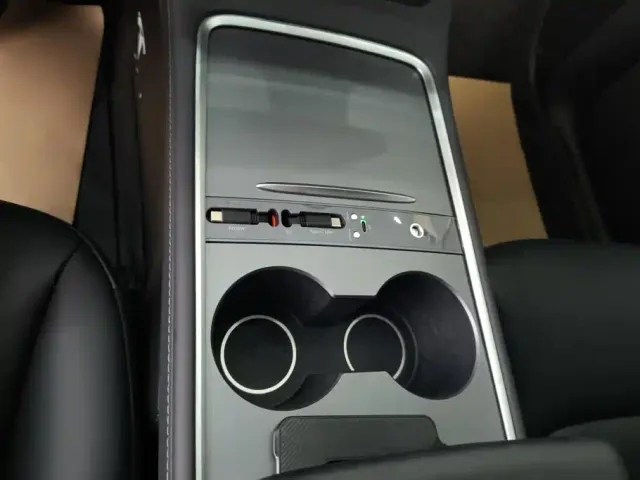 Tesla Model Y — Фото автомобиля 16
