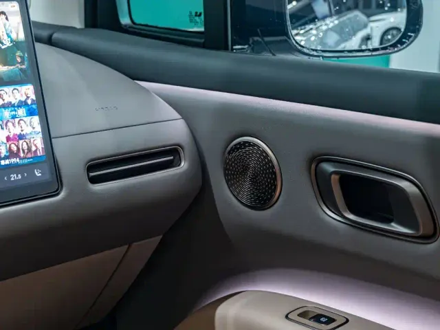 Li Auto i8 — Фото автомобиля 21