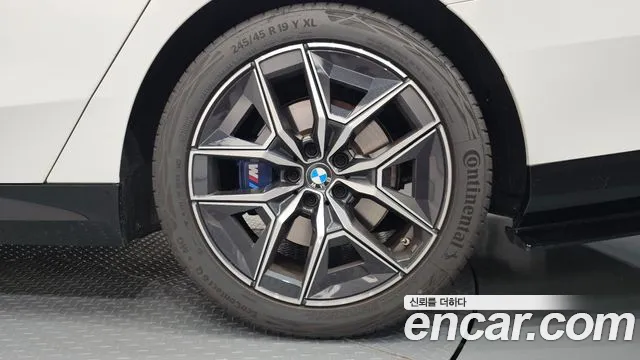 BMW 5 Series G60 — Фото автомобиля 21