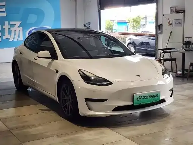 Tesla Model 3 — Фото автомобиля 3