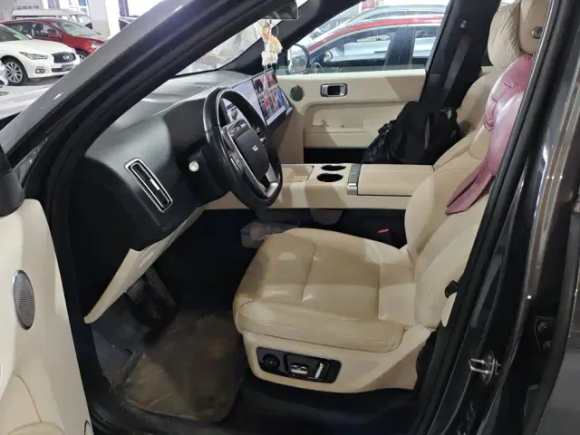 Li Auto L8 — Фото автомобиля 9