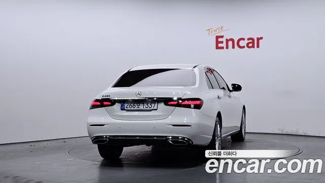 Mercedes-Benz E-Class — Фото автомобиля 4