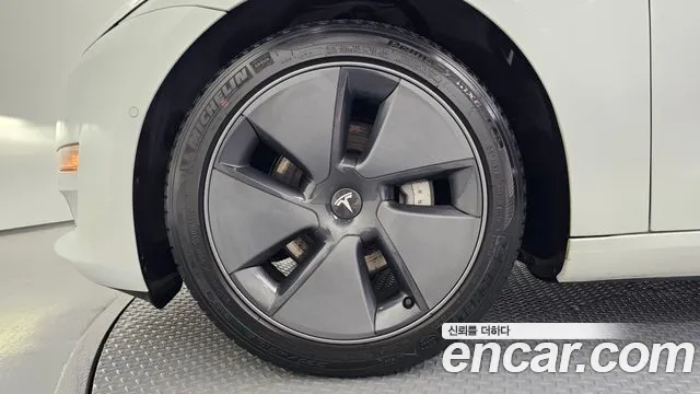 Tesla Model 3 — Фото автомобиля 5