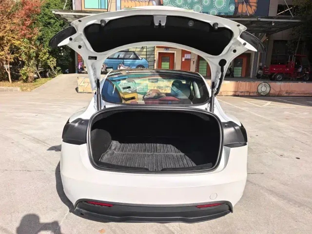 Tesla Model 3 — Фото автомобиля 19
