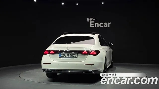 Mercedes-Benz E-Class — Фото автомобиля 4