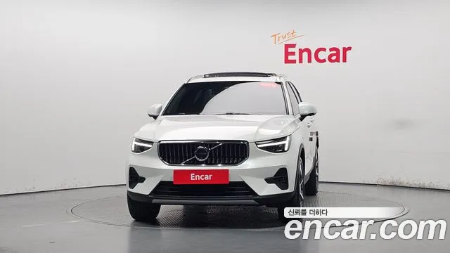 Вольво XC40 — Фото автомобиля 2
