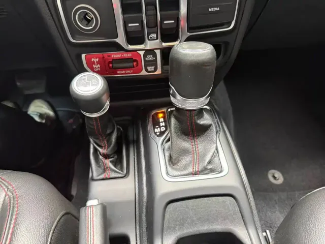 Jeep Wrangler — Фото автомобиля 11