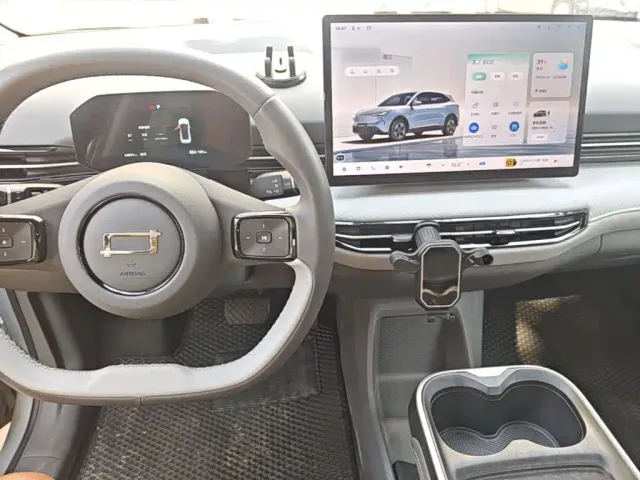 Besturn Yueyi 03 2025 445km Premium Selection Edition — Фото автомобиля 2