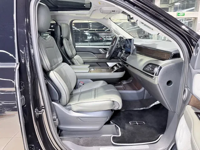 Lincoln Navigator — Фото автомобиля 15