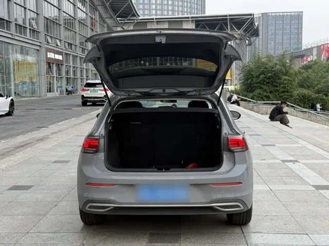 Volkswagen Golf — Фото автомобиля 18