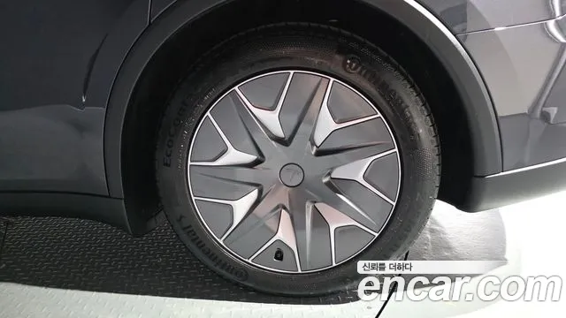 Tesla Model Y — Фото автомобиля 17