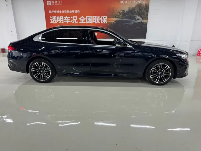 BMW 5 Series — Фото автомобиля 16