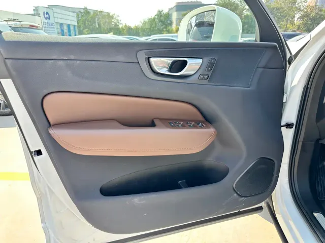 Volvo XC60 — Фото автомобиля 9