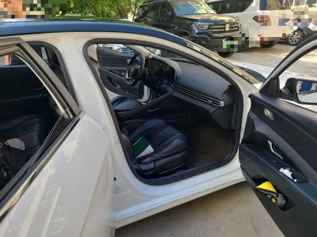 Hyundai Elantra 2022 1.5L CVT LUX Premium Edition — Фото автомобиля 19