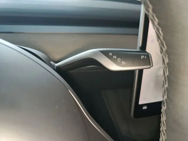 Tesla Model Y — Фото автомобиля 13