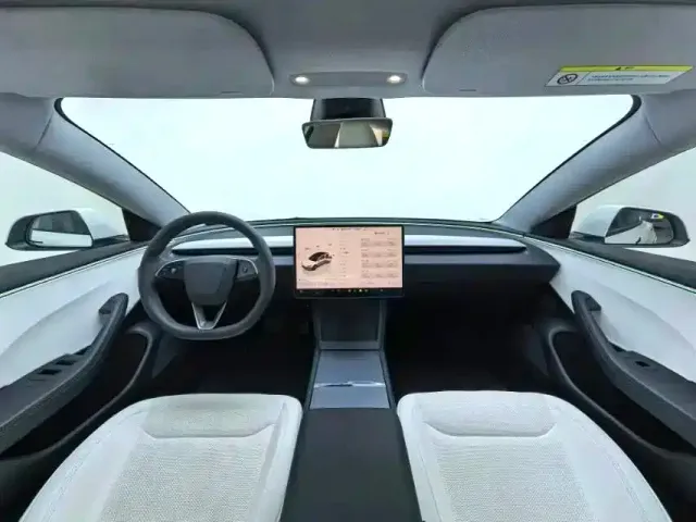 Tesla Model 3 — Фото автомобиля 5