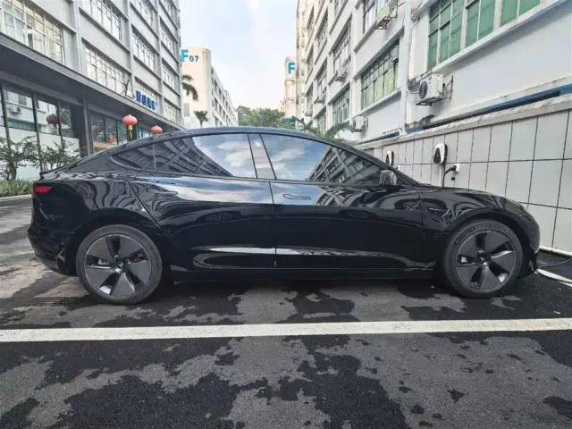 Tesla Model 3 — Фото автомобиля 9