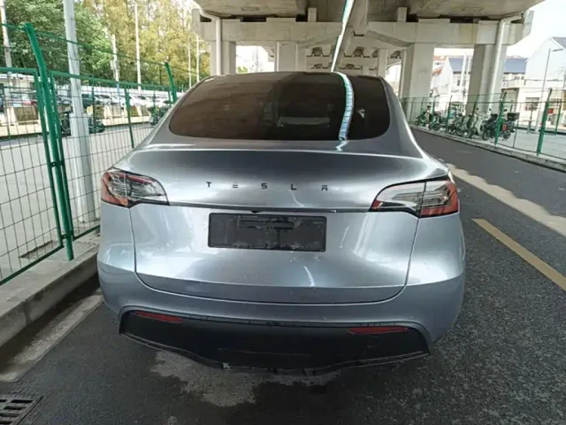 Tesla Model Y — Фото автомобиля 5