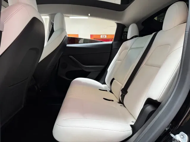 Tesla Model Y — Фото автомобиля 12