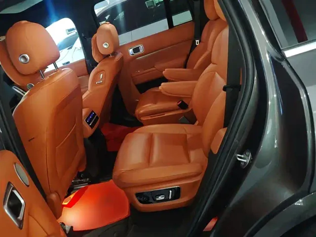 Li Auto L8 — Фото автомобиля 16
