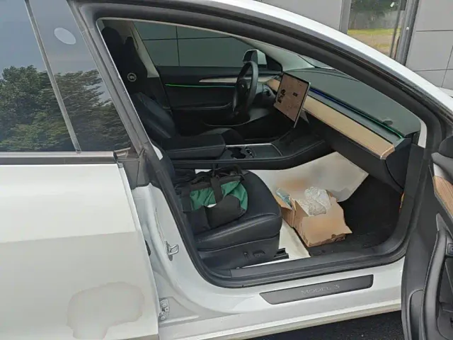 Tesla Model 3 — Фото автомобиля 24