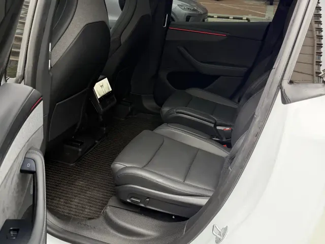 Tesla Model Y L — Фото автомобиля 6