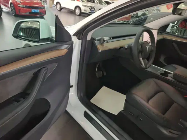 Tesla Model Y — Фото автомобиля 15
