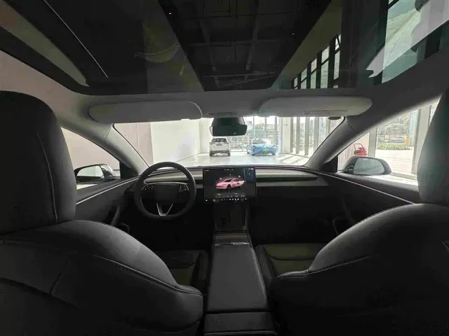 Tesla Model 3 — Фото автомобиля 29