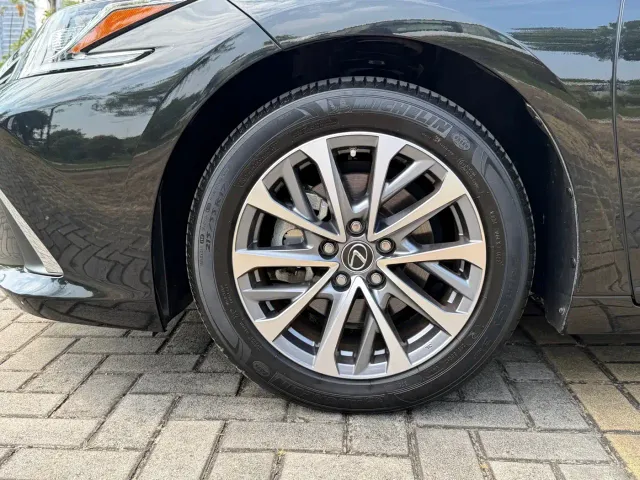 Lexus ES — Фото автомобиля 19