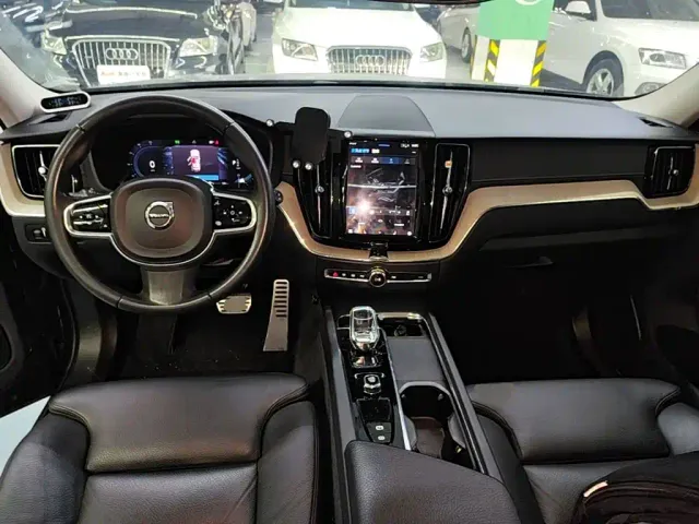 Volvo XC60 — Фото автомобиля 9