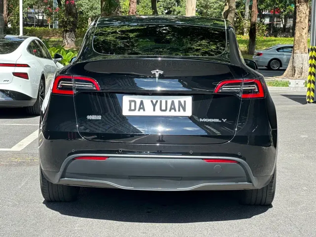Tesla Model Y — Фото автомобиля 14
