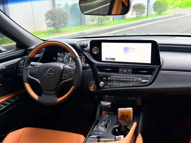 Lexus ES — Фото автомобиля 7
